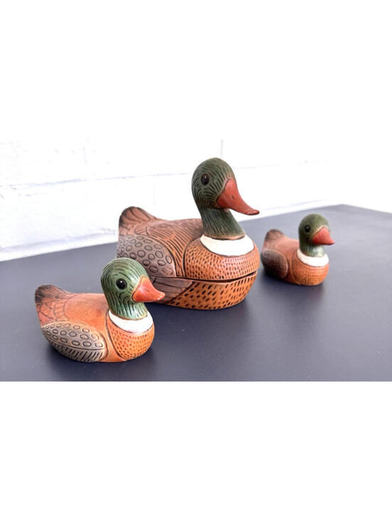 Ceramic Duck Tureen with Lid & Two Mini Ducks – Hand Painted Mallard MCM, Vintag - Picture 6 of 7